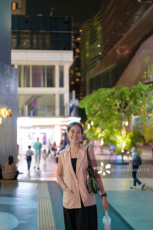 泰国曼谷暹罗广场的泰国女人在路边等出租车图片素材