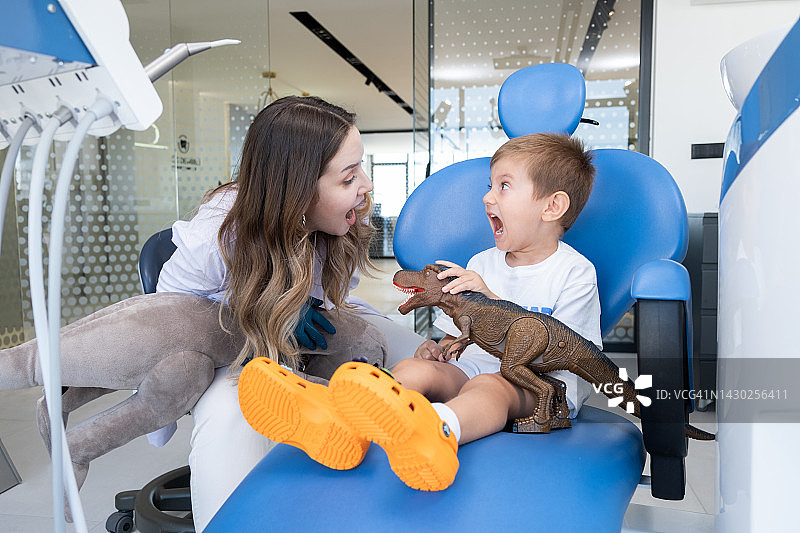 牙科椅上的年轻儿科患者图片素材