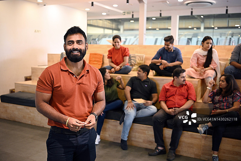 工作坊期间站在非传统教室观众面前的中年男人肖像图片素材
