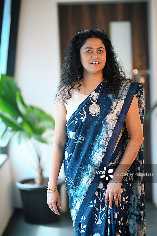 一位美丽的卷发女子穿着传统纱丽的肖像图片素材