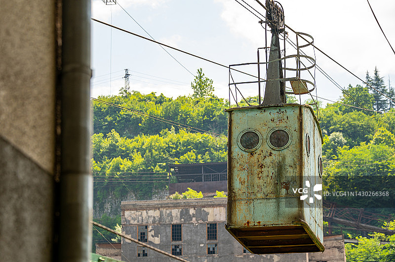 格鲁吉亚 Chiatura 镇的旧生锈缆车图片素材
