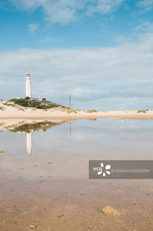 水中倒影的特拉法加灯塔图片素材
