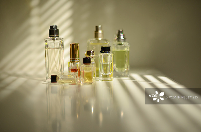 白色货架上的香水瓶图片素材