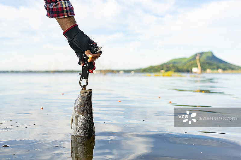 日出时享受垂钓乐趣的渔夫图片素材