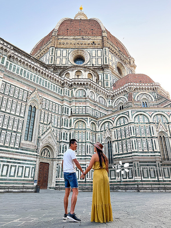 情侣在意大利佛罗伦萨旅行图片素材