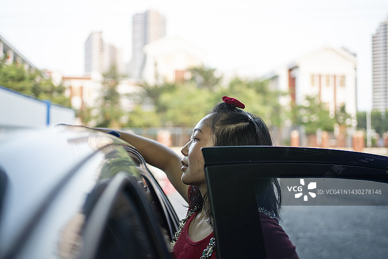 正在洗车的亚洲女性图片素材