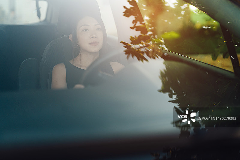 年轻的亚洲女性在开车图片素材