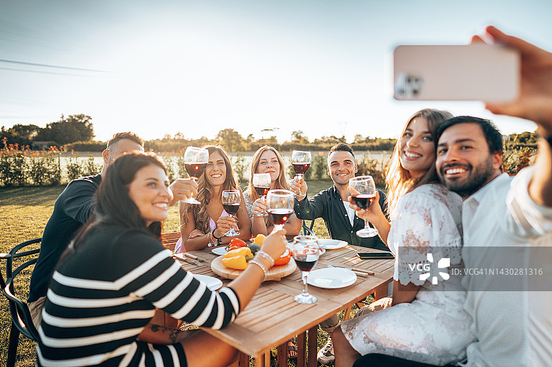 晚餐时欢呼图片素材