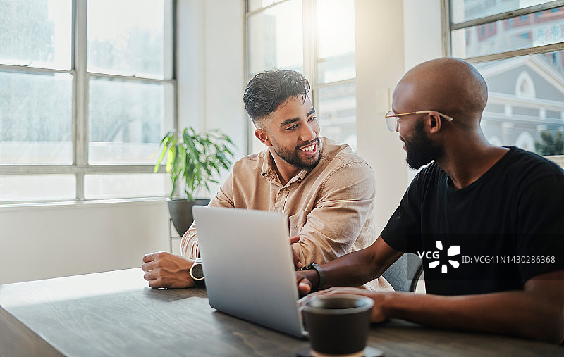 商务男士在办公室使用笔记本电脑进行会谈与B2B合作图片素材