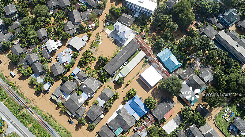 航拍：城市环境中，洪水淹没高速公路、铁路和住宅，极端气候与自然灾害图片素材
