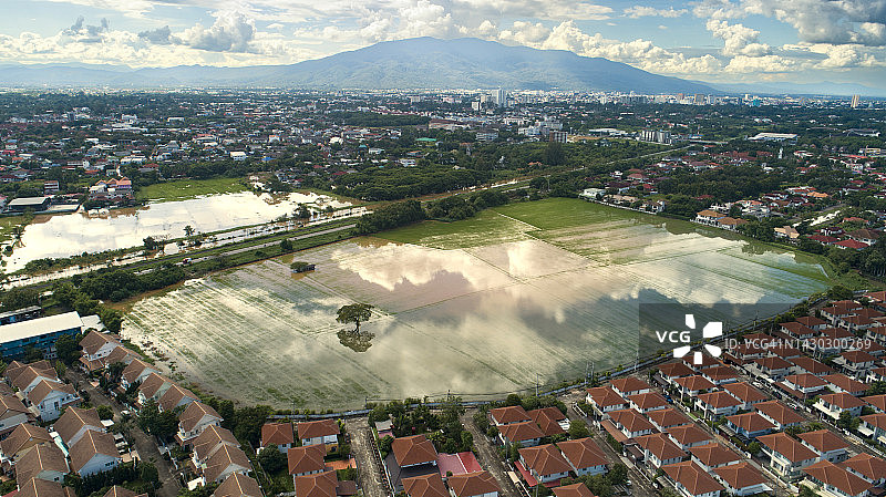 航拍：城市环境中，洪水淹没高速公路、铁路和住宅，极端气候与自然灾害图片素材