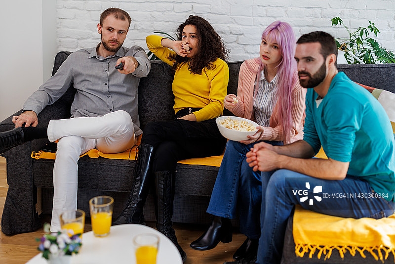 一群好友一起在电视上看恐怖电影的照片图片素材