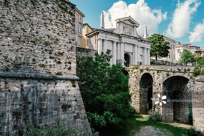 通往上城区圣贾科莫门（老城区）的石桥图片素材