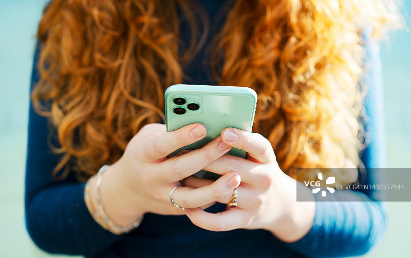 使用智能手机的女人特写图片素材
