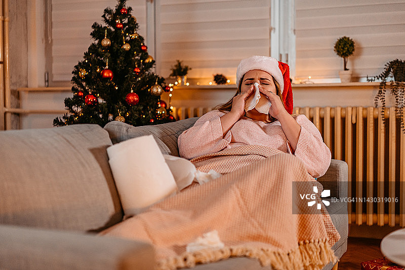 年轻丰满女人圣诞节在家生病图片素材