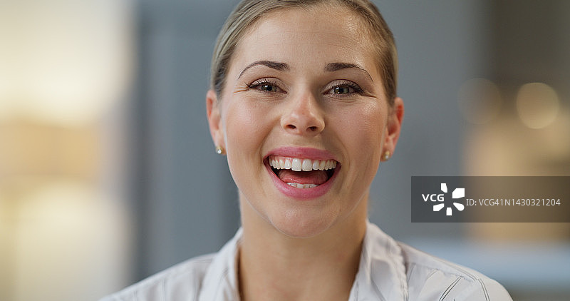 快乐的女人笑着图片素材