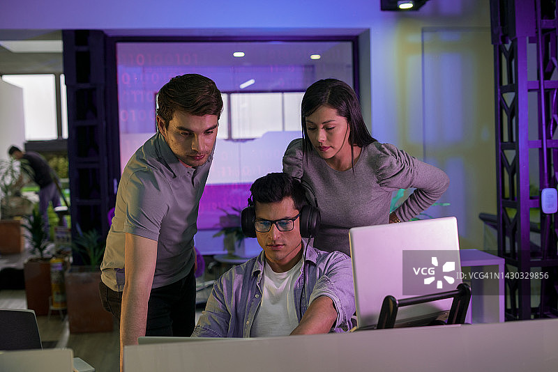 编程工程师在电脑上开发代码图片素材