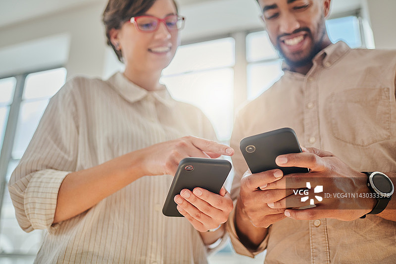 商务人员使用智能手机技术进行b2b网络，检查网站或移动应用程序开发在办公室。多样性，协作和数字营销团队谈论社交媒体seo分析图片素材