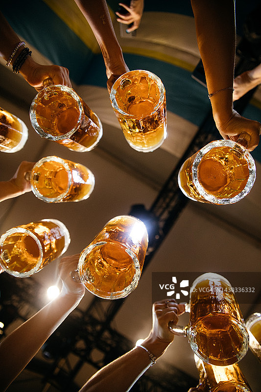 人们举起啤酒杯庆祝图片素材