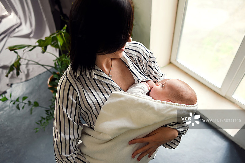 年轻的母亲在给宝宝喂母乳图片素材