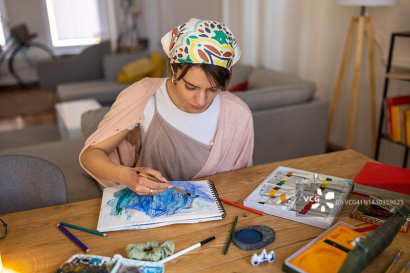 年轻女子在家绘画图片素材