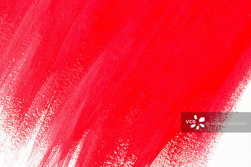 抽象背景：白色图纸上的红色油漆、水粉或水彩笔触，留有文字空间图片素材
