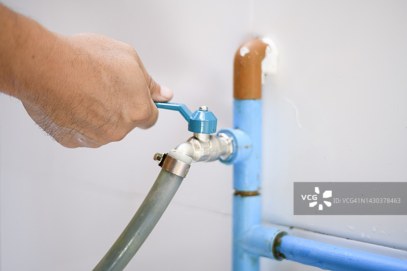 打开水龙头的手图片素材