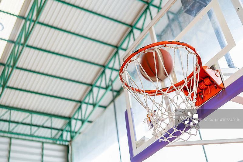 篮球训练和练习中的飞行球投掷和击打动作图片素材