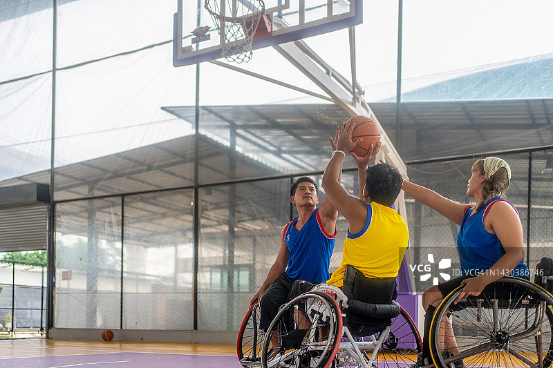在篮球场上打室内篮球的残疾运动员图片素材