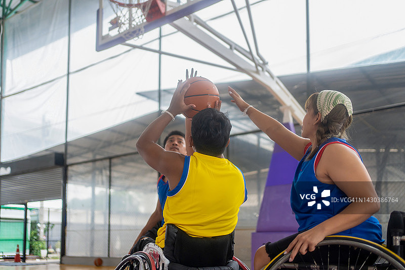 在篮球场上打室内篮球的残疾运动员图片素材