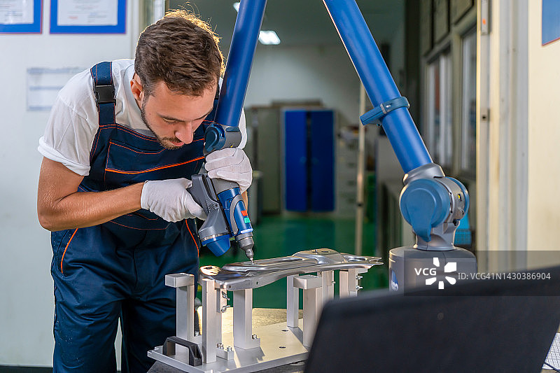 使用数字平板电脑控制自动机器人的工程师图片素材