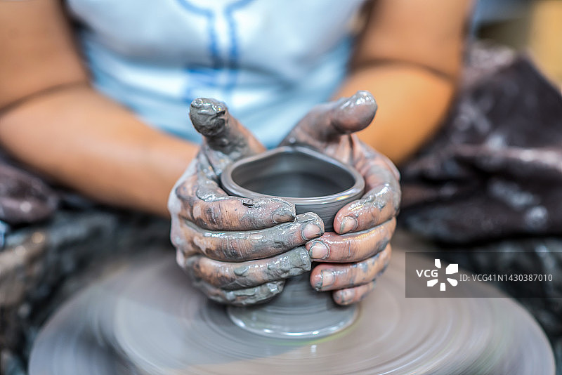 陶艺师在转盘上制作陶罐特写图片素材