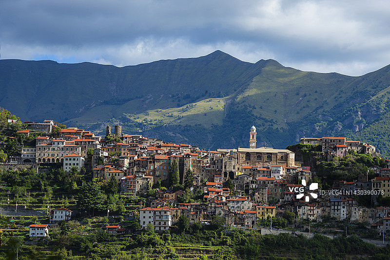 意大利利古里亚阿尔卑斯山脉的特里奥拉山村图片素材