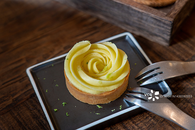 美味的柠檬花朵派图片素材