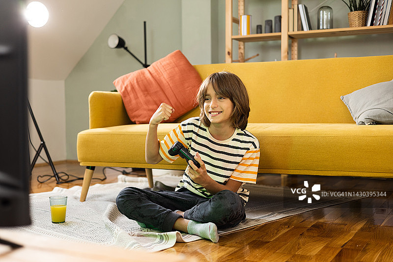 男孩在玩电子游戏图片素材