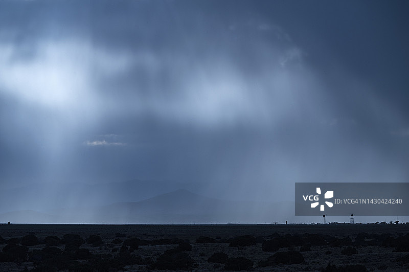 美国新墨西哥州圣菲沙漠景观中的季风雨图片素材