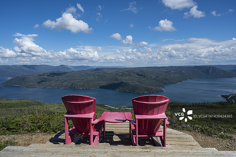 加拿大纽芬兰格罗斯莫讷国家公园的红色阿迪朗达克椅图片素材