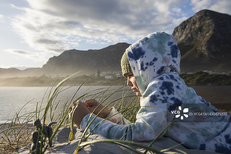 南非赫曼努斯：男孩（8-9岁）在格罗托海滩的沙丘上玩耍图片素材