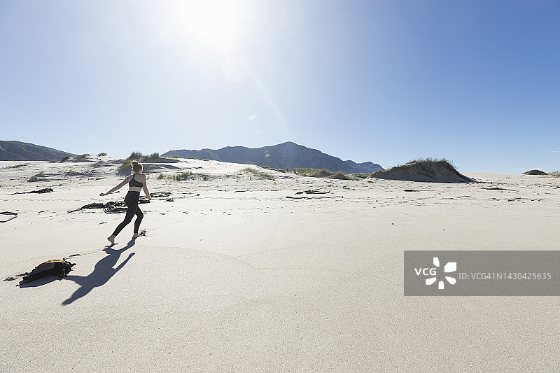 南非赫曼努斯：少女在格罗托海滩奔跑图片素材