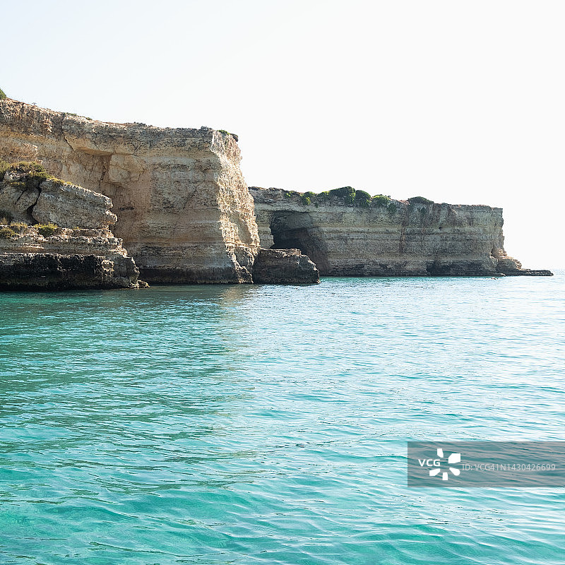 意大利普利亚大区莱切省奥特朗托水磨坊湾海边悬崖图片素材