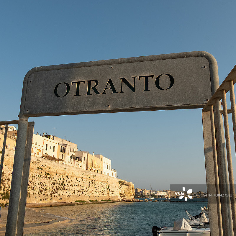 意大利普利亚莱切省奥特朗托港口标志牌图片素材