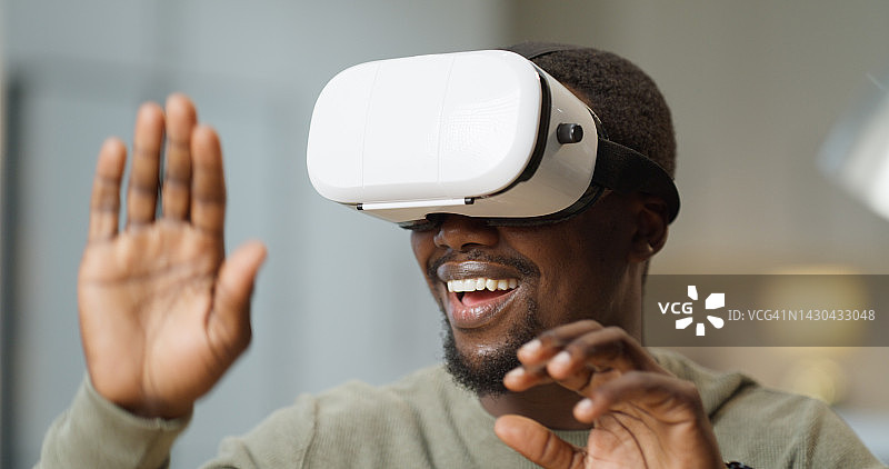 黑人男子在元宇宙中使用VR进行游戏创新体验图片素材