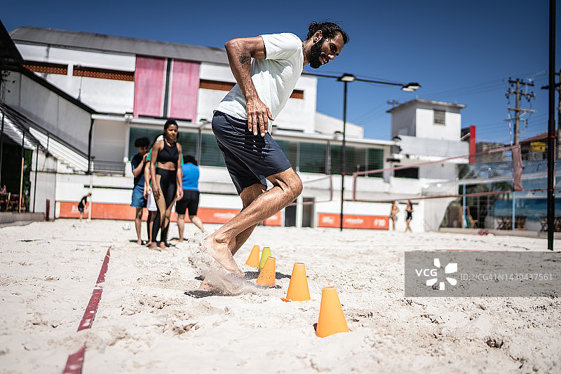 男子在沙地上训练图片素材