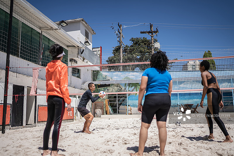 教练教授沙滩足球课程图片素材