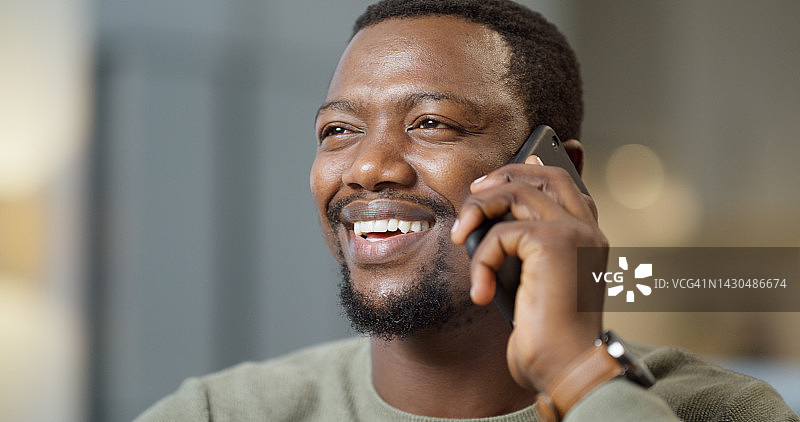 快乐的黑人男子通过电话获得在家工作机会、贷款成功或客户反馈图片素材