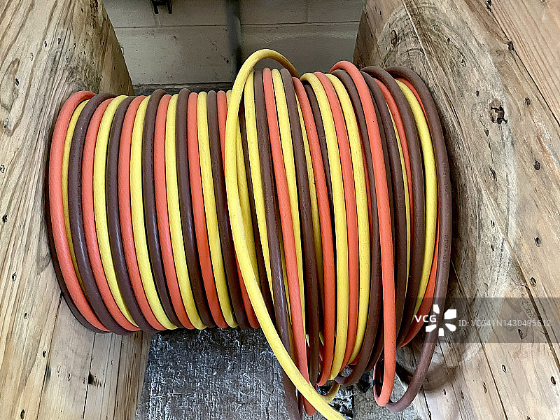 线轴上的电工用电线图片素材