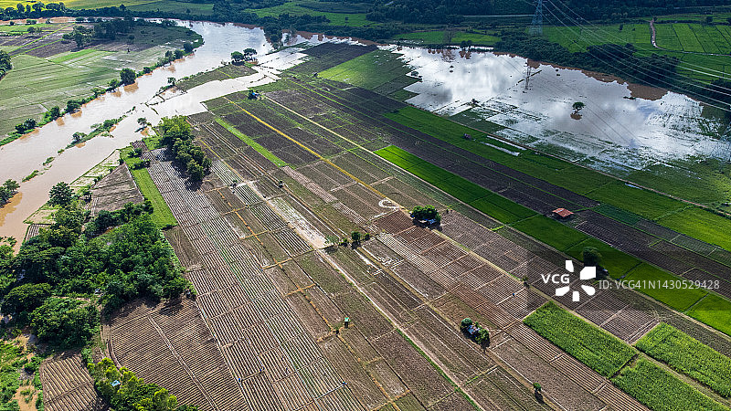 水源附近的农业区航拍图片素材
