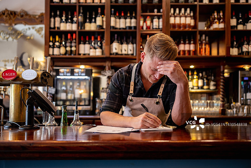 在酒吧做账的商务经理图片素材