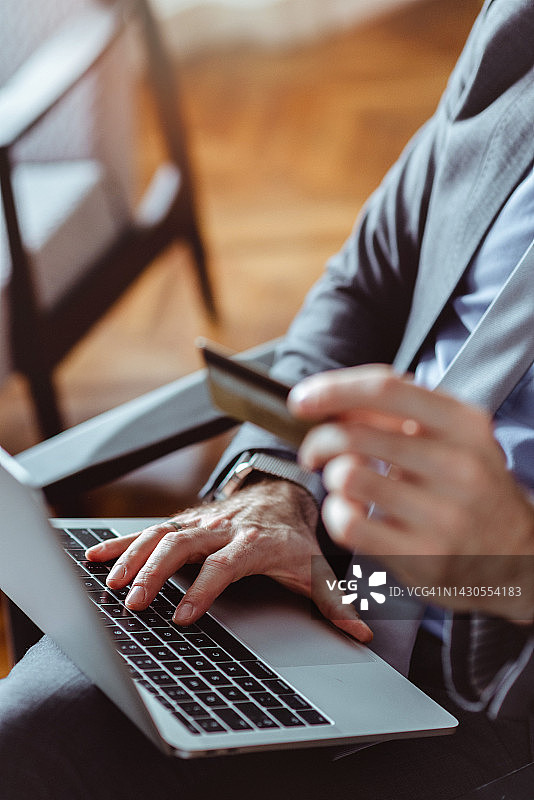 在线消费的商人图片素材