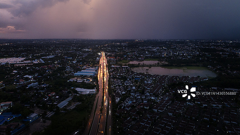季风后城市环境中被洪水淹没的高速公路、铁路和住宅的无人机航拍图图片素材